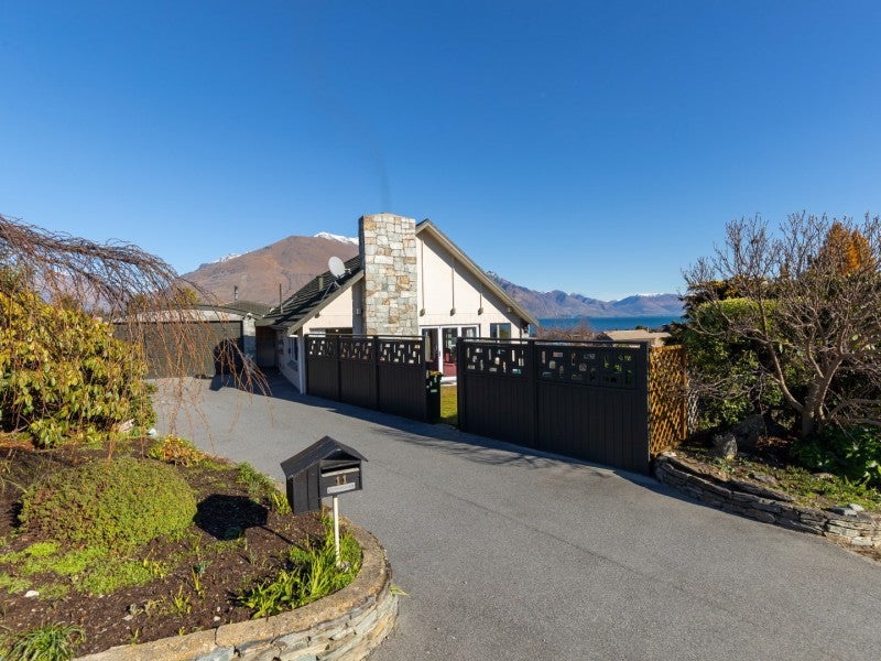 11 Poplar Drive, Kelvin Heights, Queenstown - Carousel 2