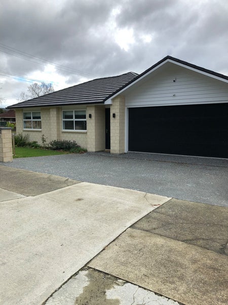 33 Heretaunga Square, Silverstream, Upper Hutt - Carousel 1