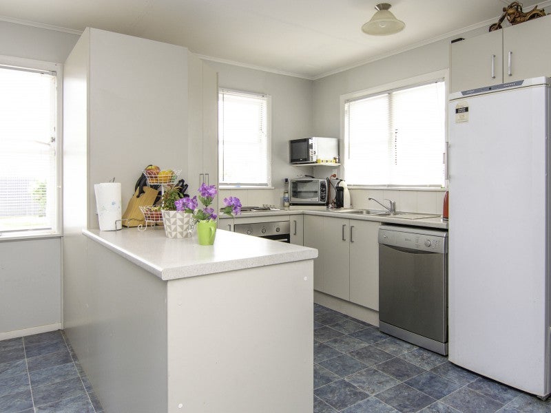 81 Highbury Avenue, Highbury, Palmerston North - Carousel 2