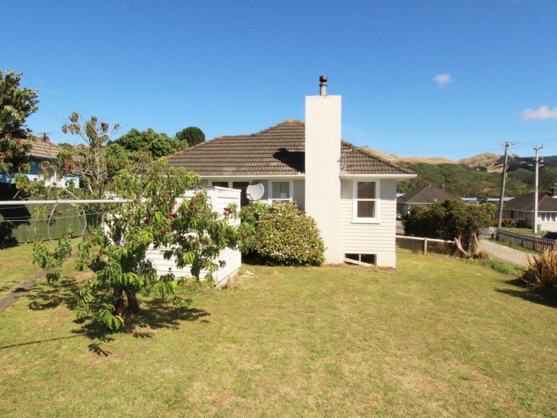 27 Driver Crescent, Cannons Creek, Porirua - Carousel 2