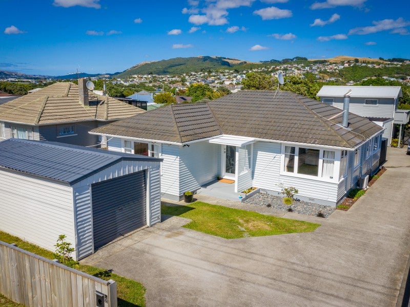 2 Kapiti Crescent, Titahi Bay, Porirua - Carousel 1