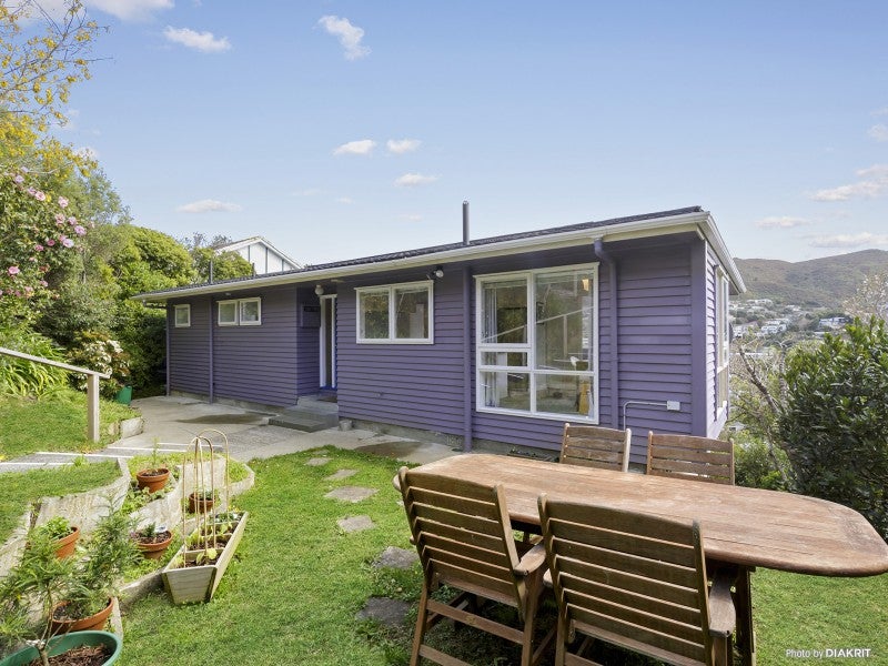 30 Woodhouse Avenue, Karori, Wellington - Carousel 1