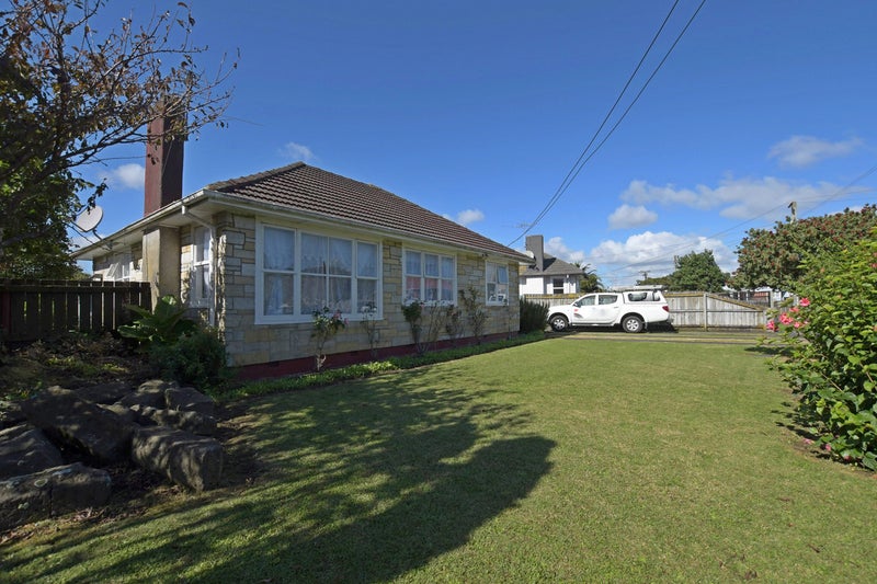 12 Sandbrook Avenue, Otara, Auckland - Carousel 1