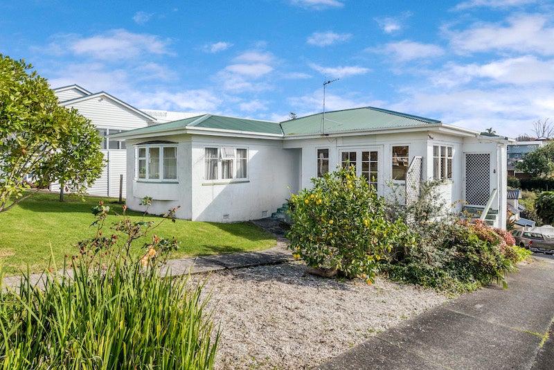 34 Selwyn Road, Cockle Bay, Auckland - Carousel 2