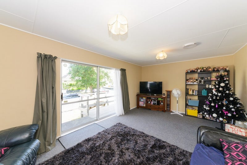 8 Meadowbrook Drive, Cloverlea, Palmerston North - Carousel 2