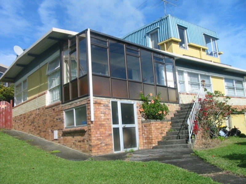 8 Charles Dickens Drive, Mellons Bay, Auckland - Carousel 2