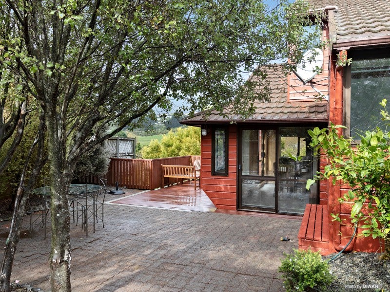 8 Burbank Crescent, Churton Park, Wellington - Carousel 1