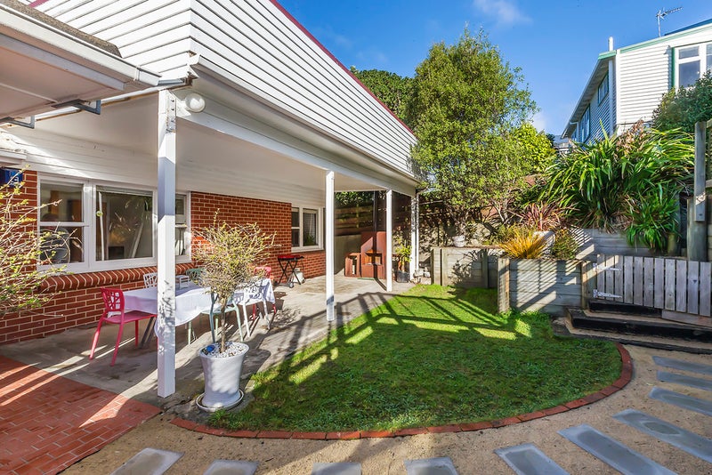 20 Ranui Crescent, Khandallah, Wellington - Carousel 1