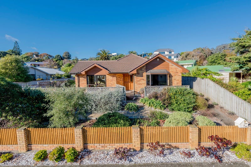 7 Hicks Crescent, Waikanae Beach, Waikanae - Carousel 1
