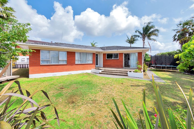 6 Hazeldene Place, Opaheke, Papakura - Carousel 1