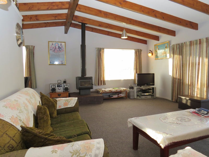 21 East Bank Road, Thornton - Carousel 1