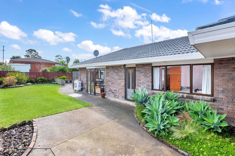 2/4 Spring Grove, Henderson, Auckland - Carousel 1