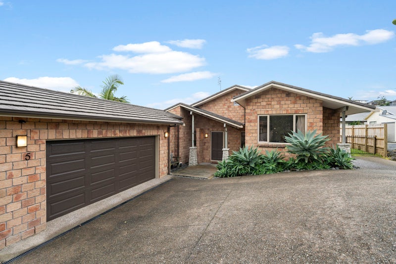 5 Renlee Place, Shelly Park, Auckland - Carousel 1