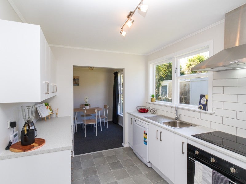25 Roberts Street, Tawa, Wellington - Carousel 2