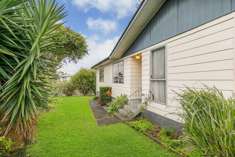 11 Becker Drive, Weymouth, Auckland - Carousel 1