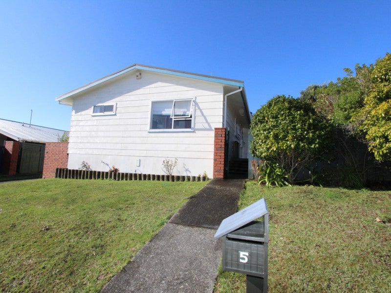 5 Parkinson Close, Whitby, Porirua - Carousel 1
