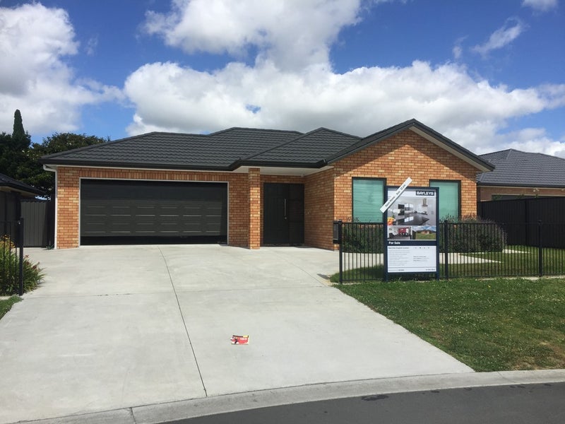 10 Peter Way Place, Glenview, Hamilton - Carousel 1