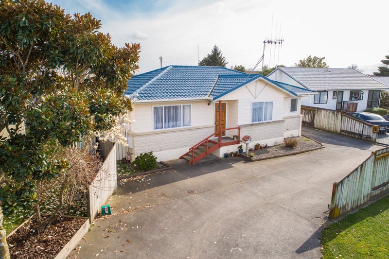38 Dalfield Place, Highbury, Palmerston North - Carousel 1