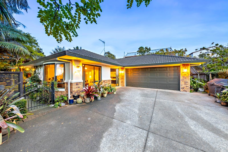 8 Atlantic Place, Goodwood Heights, Auckland - Carousel 1