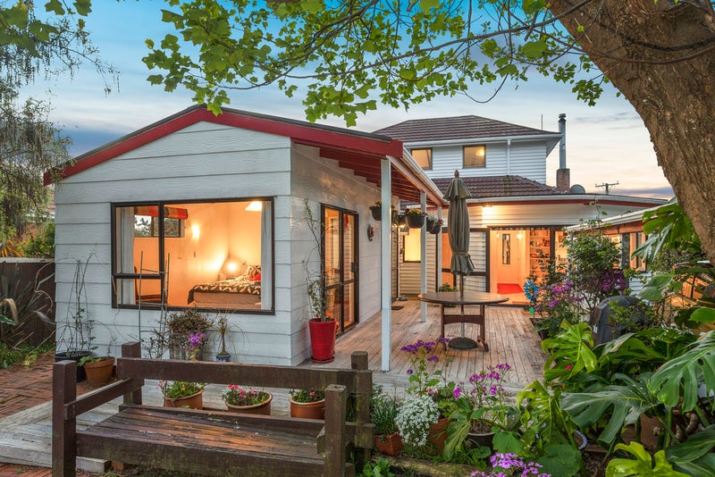 6 Seaside Avenue, Waterview, Auckland - Carousel 1