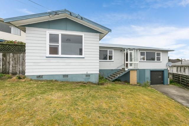 25 Brooker Grove, Newlands, Wellington - Carousel 2