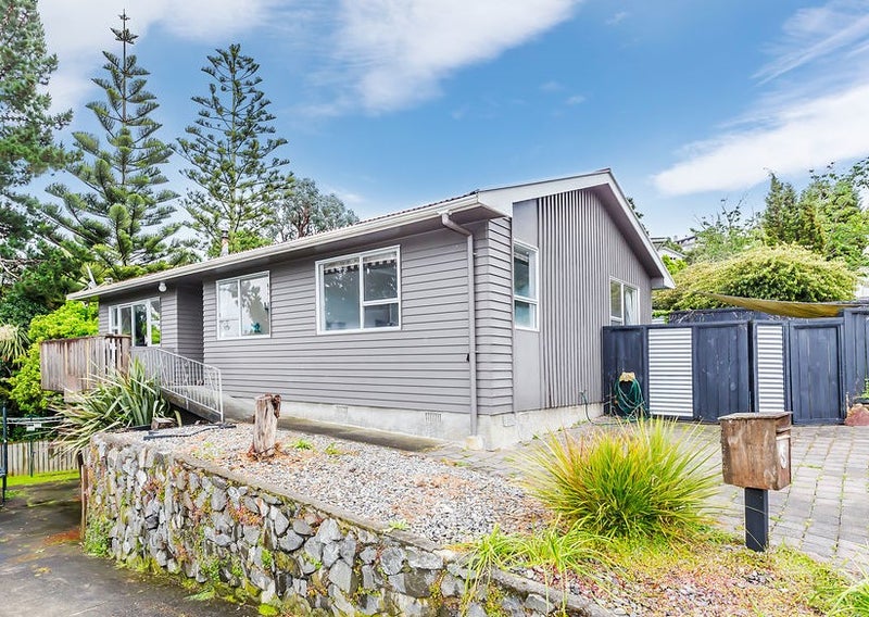 8 Penryn Drive, Camborne, Porirua - Carousel 1