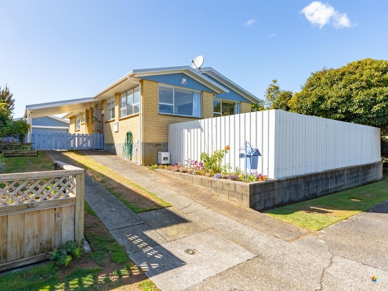 4 Toledo Grove, Totara Park, Upper Hutt - Carousel 1