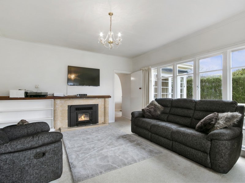 11 Rowe Parade, Wainuiomata, Lower Hutt - Carousel 2