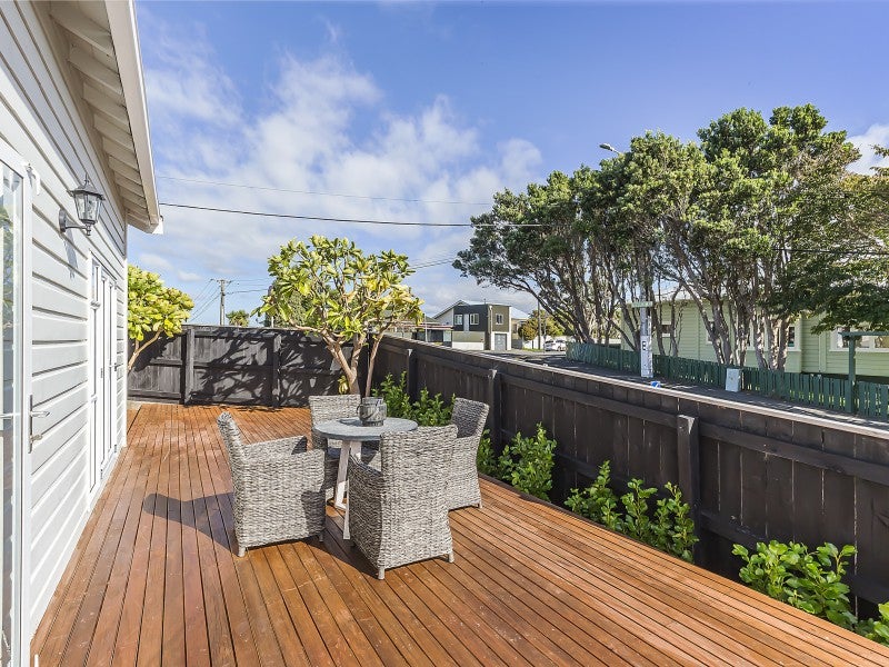 2 Pembroke Road, Northland, Wellington - Carousel 2