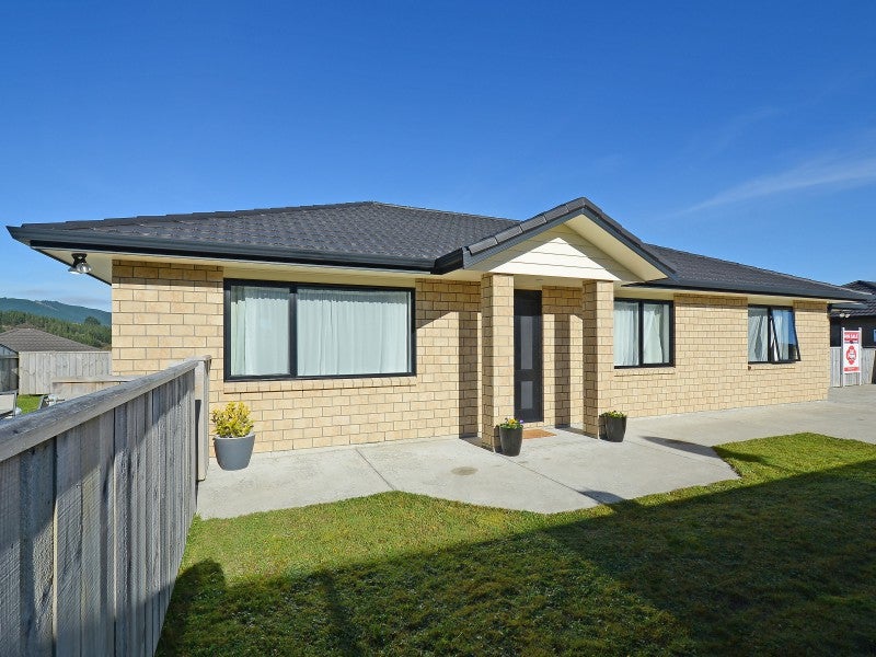 68 Sunstone Crescent, Timberlea, Upper Hutt - Carousel 2