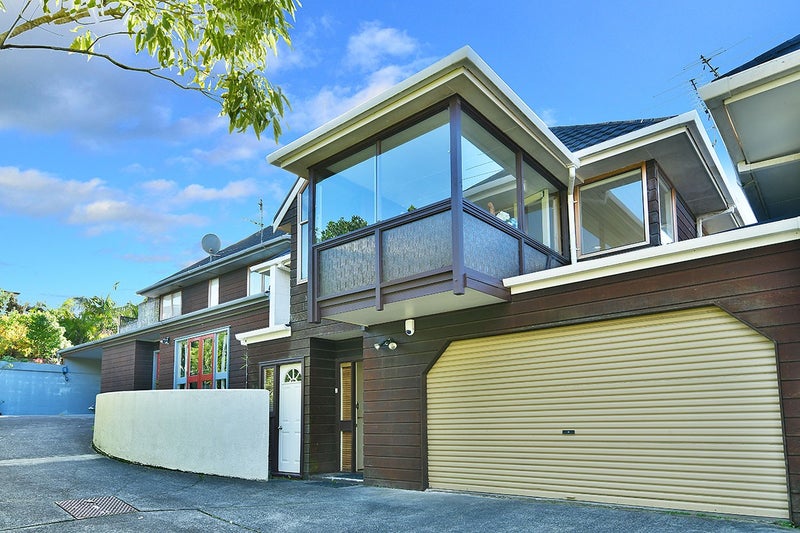 2/23 Commodore Parry Road, Castor Bay, Auckland - Carousel 1