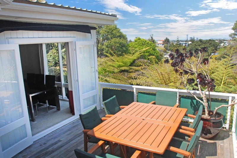 10 Parr Terrace, Castor Bay, Auckland - Carousel 2