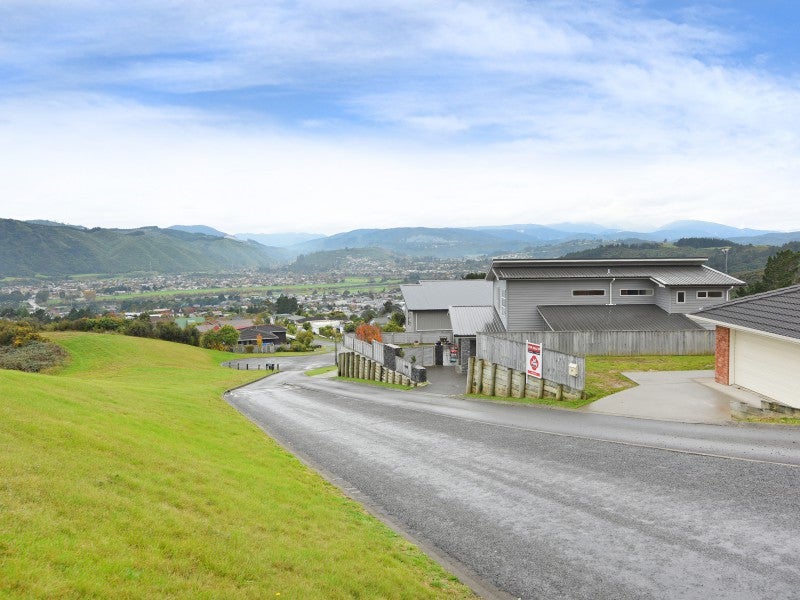 45 Seymour Grove, Kingsley Heights, Upper Hutt - Carousel 2