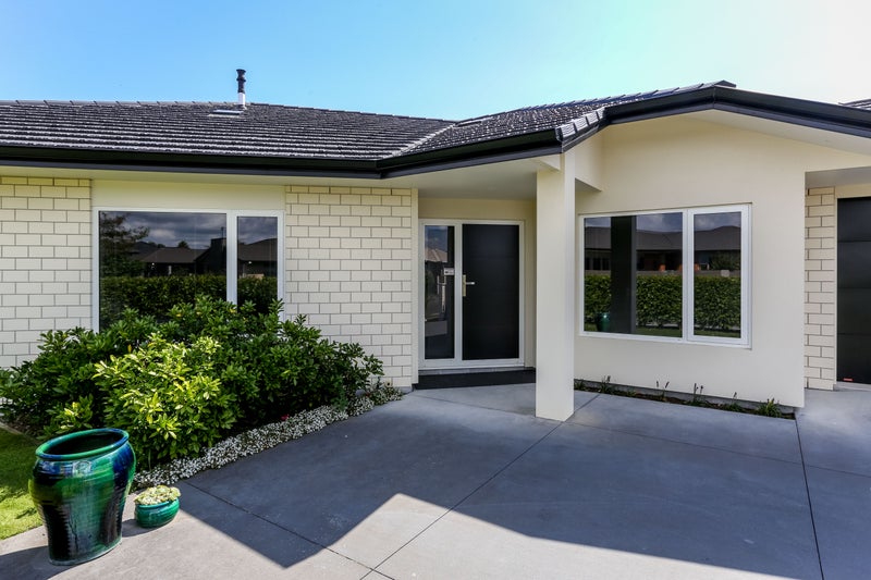1 Manurau Crescent, Merrilands, New Plymouth - Carousel 2