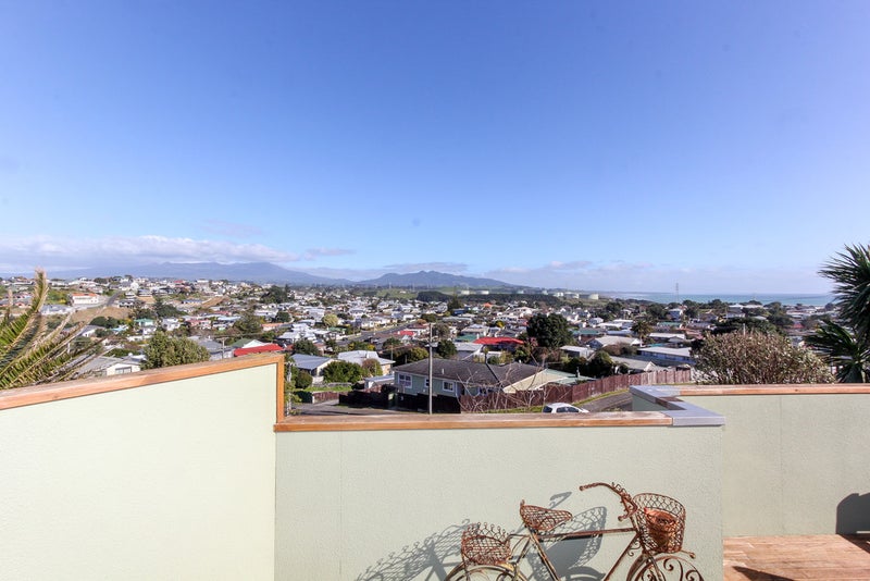 8 Scott Street, Moturoa, New Plymouth - Carousel 1