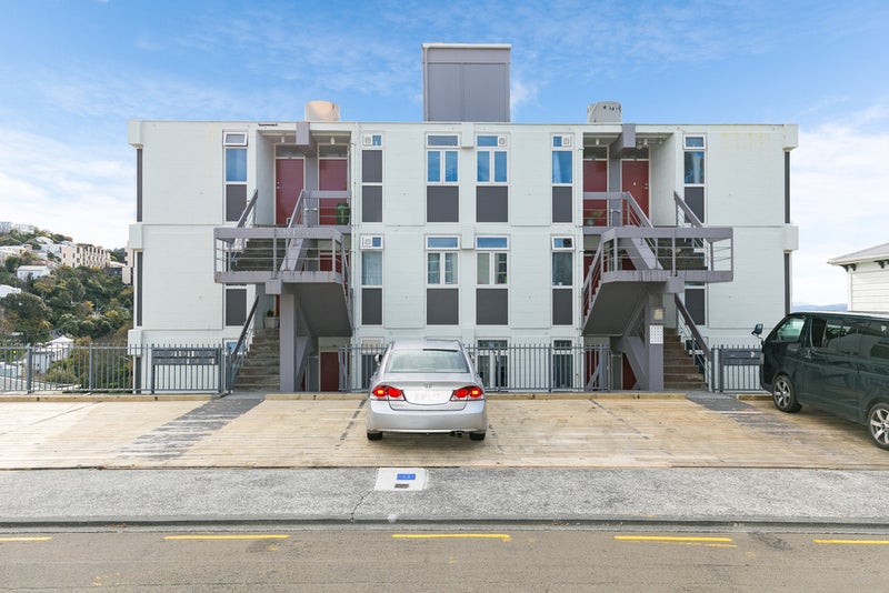 3C/20 Maarama Crescent, Aro Valley, Wellington - Carousel 1