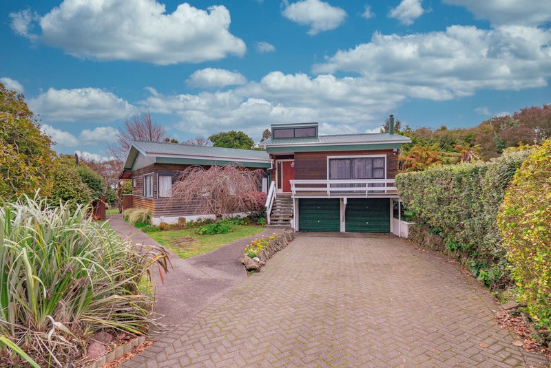 11 Eaton Crescent, Otamatea, Whanganui - Carousel 1