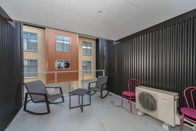10/7 Vialou Street, Hamilton Central, Hamilton - Carousel 15