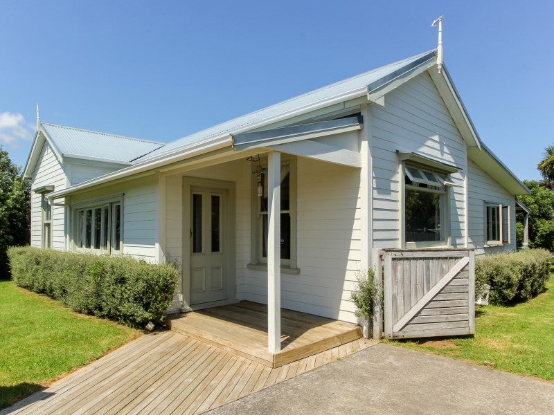 8 Kingwell Street, Moturoa, New Plymouth - Carousel 1