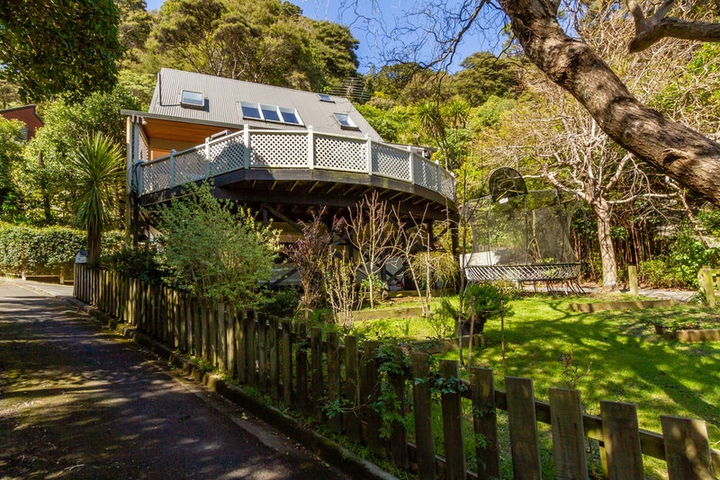 8 Whiorau Grove, Lowry Bay, Lower Hutt - Carousel 20