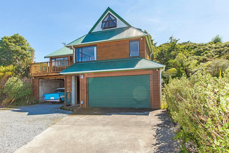 21 Castle Crescent, Stokes Valley, Lower Hutt - Carousel 1