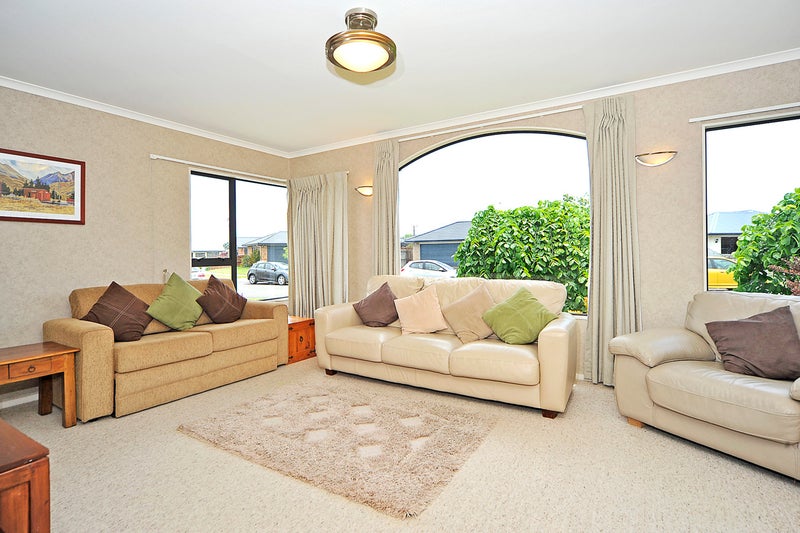 10 Daniel Place, Kelvin Grove, Palmerston North - Carousel 2