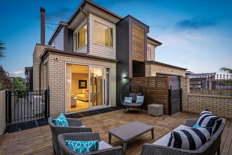 77 Travis View Drive, Fairview Heights, Auckland - Carousel 1