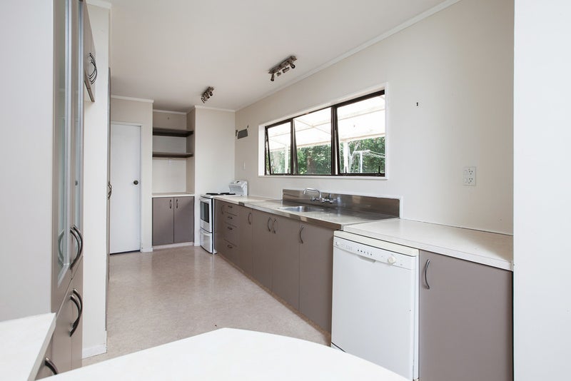 10 Lindaver Grove, Merrilands, New Plymouth - Carousel 2