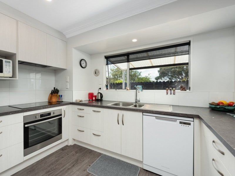 16 Idesia Grove, Matua, Tauranga - Carousel 2