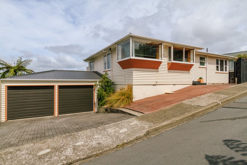 6 Walnut Way, Maungaraki, Lower Hutt - Carousel 1
