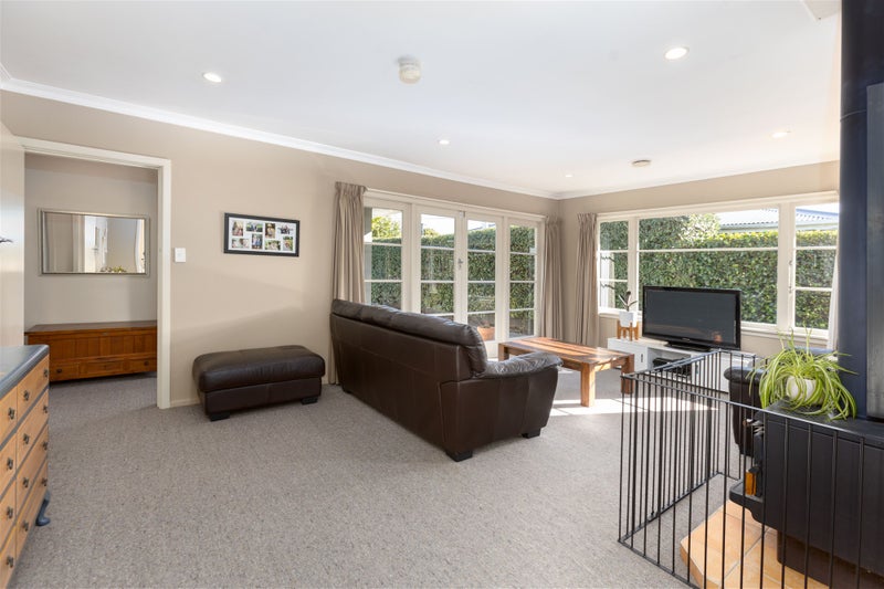 10 Manor Place, Bryndwr, Christchurch - Carousel 2