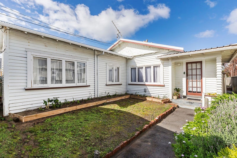 97 Apu Crescent, Lyall Bay, Wellington - Carousel 1