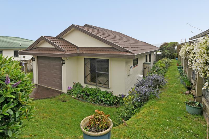 2 Sunningdale Lane, Woodridge, Wellington - Carousel 1