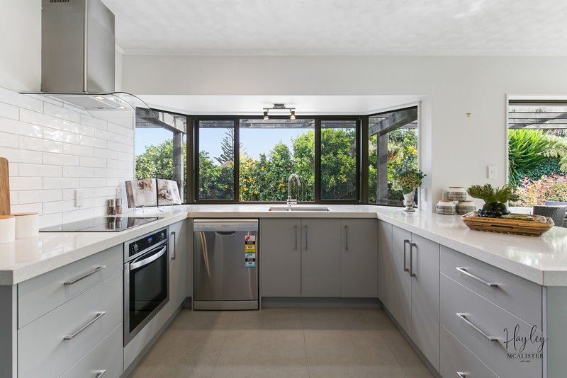 16 Donegan Place, Conifer Grove, Takanini - Carousel 2